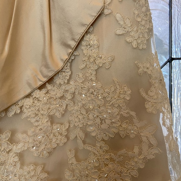 Wedding dress - Picture 8 of 9